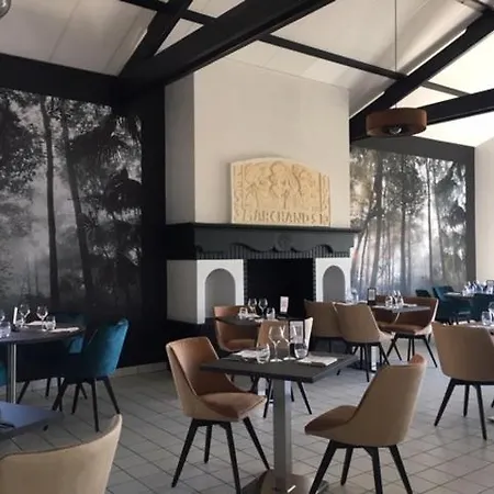 Hotel Logis Les 3 Marchands 2*